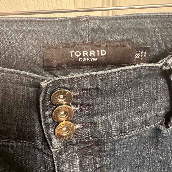 Torrid 18R 3 Button Stretchy Skinny Dark Wash Jegging Jeans EUC - Picture 2 of 4